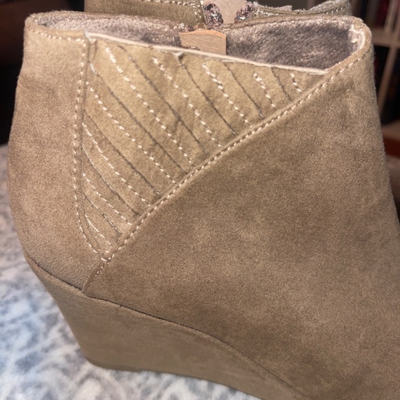 Rampage Tan Wedge Side Zip Ankle Boots / Booties Size 8 - Picture 7 of 8